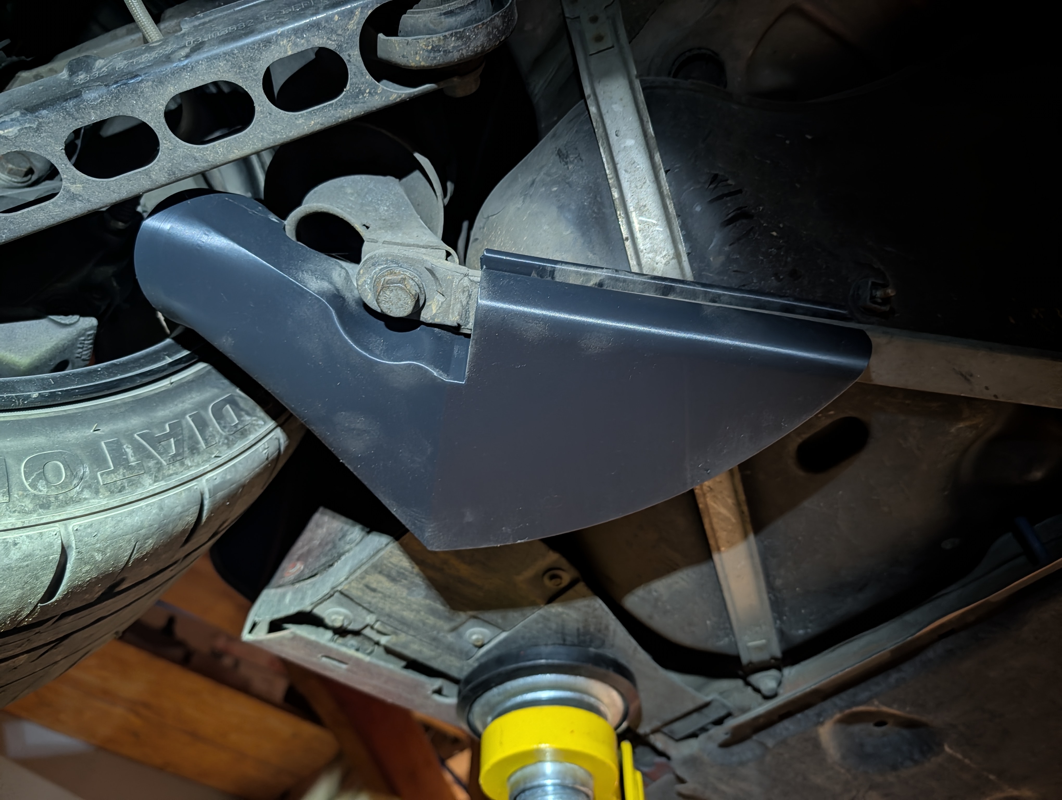 Rear duct mounted at the subframe, side profile