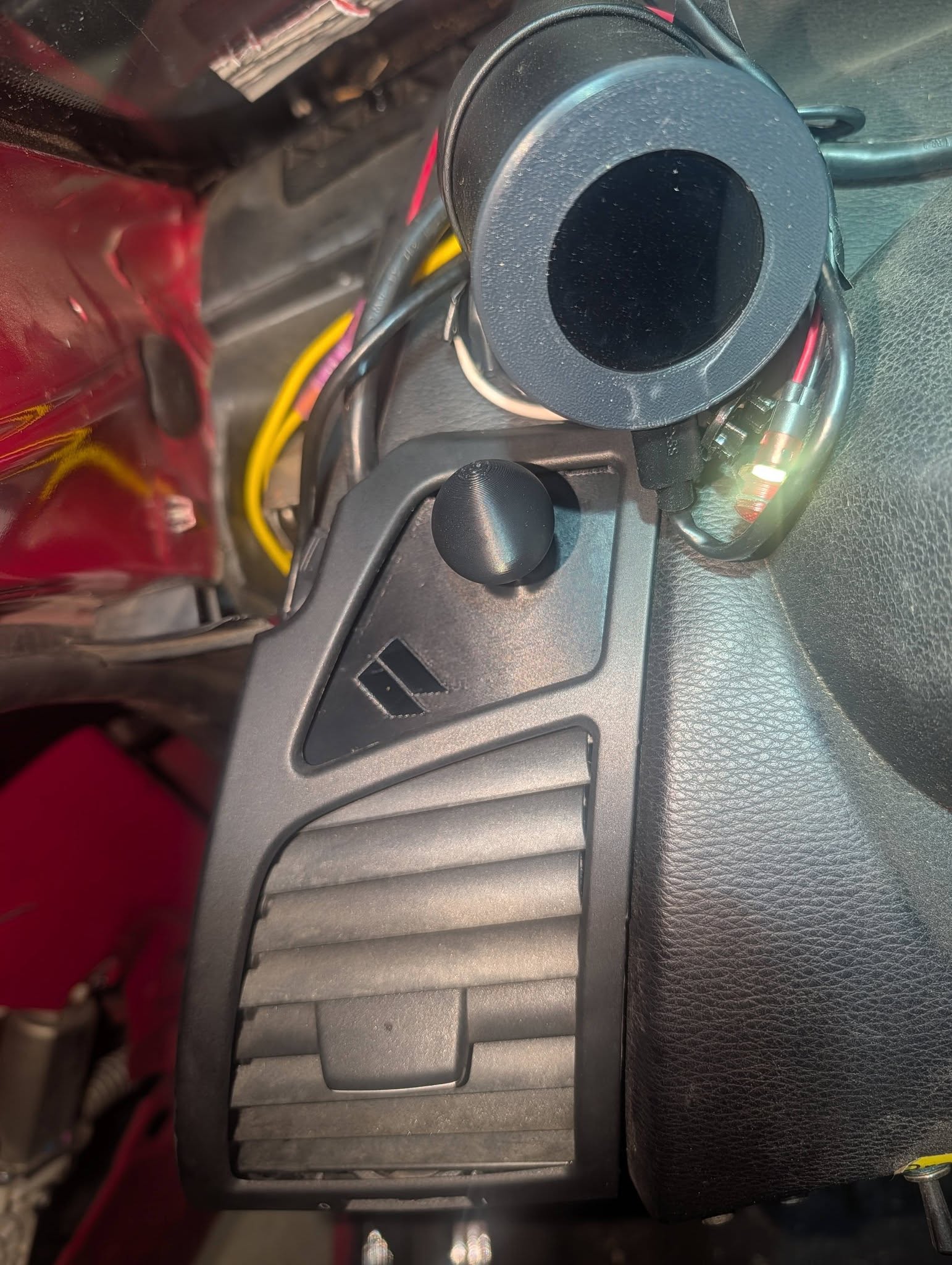 Vent mount with gauge pod and RAM base installed