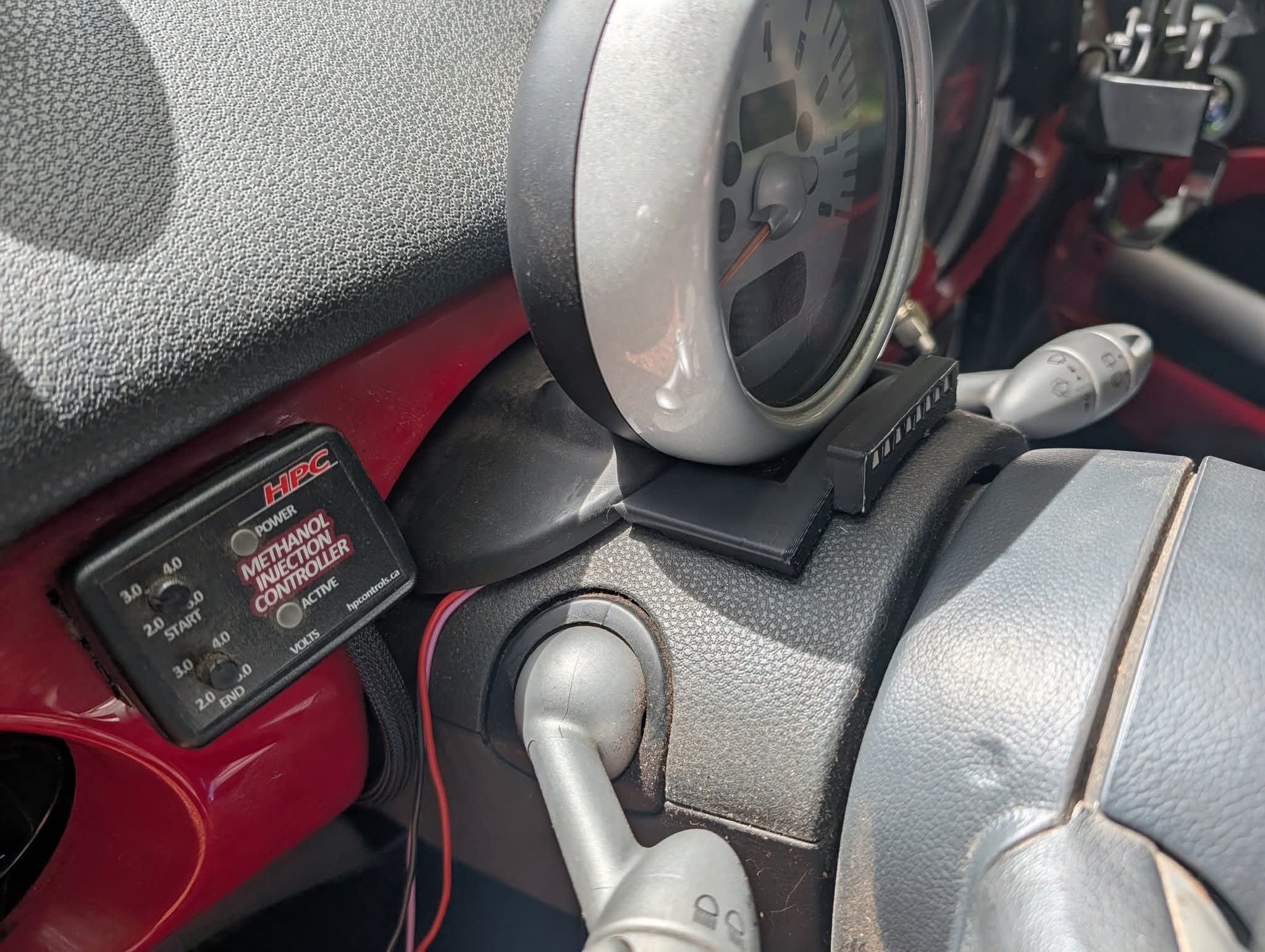 Shift light installed on the column shroud, under the tach pod